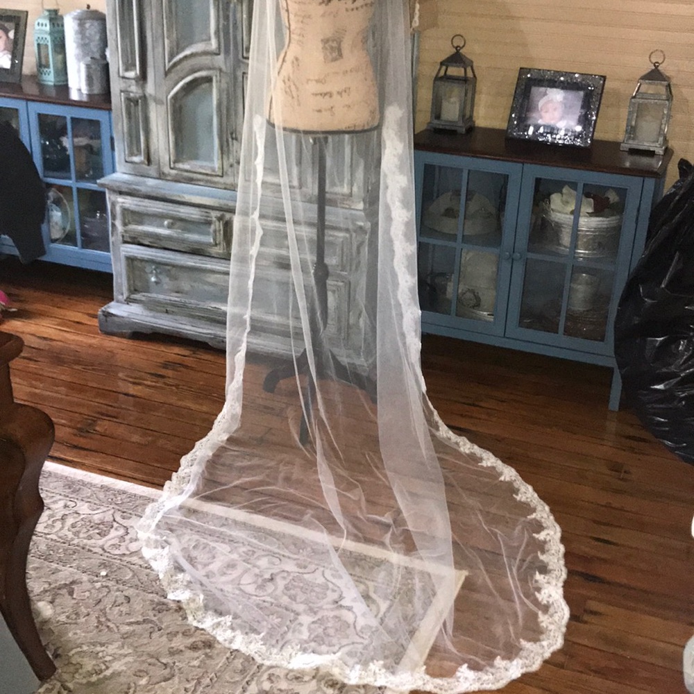 New Beautiful soft cathedral veil - Picture 3 of 6